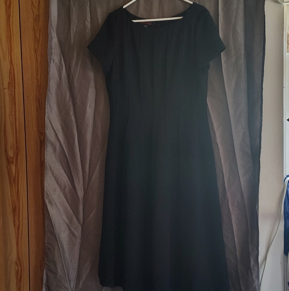 Ladies Size 12 Elegant Little Black Dress - Picture 1 of 2
